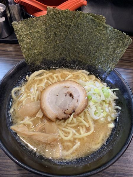 「醤油豚骨ラーメン」@横浜家系ラーメン まこ家の写真