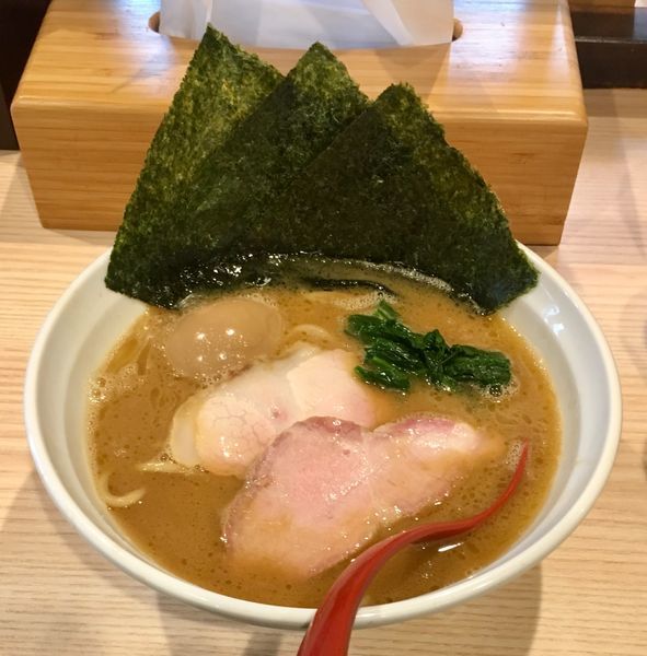 「家系ラーメン【六周年限定】+味玉」@拉麺 大公 南太田本店の写真