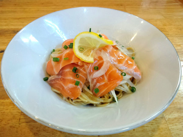 「【数量限定】サーモンそば ￥420」@寿製麺よしかわ 坂戸店の写真