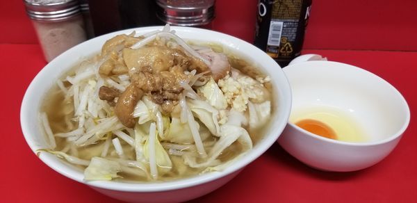 「小ラーメン、生卵」@ラーメン二郎 千住大橋駅前店の写真