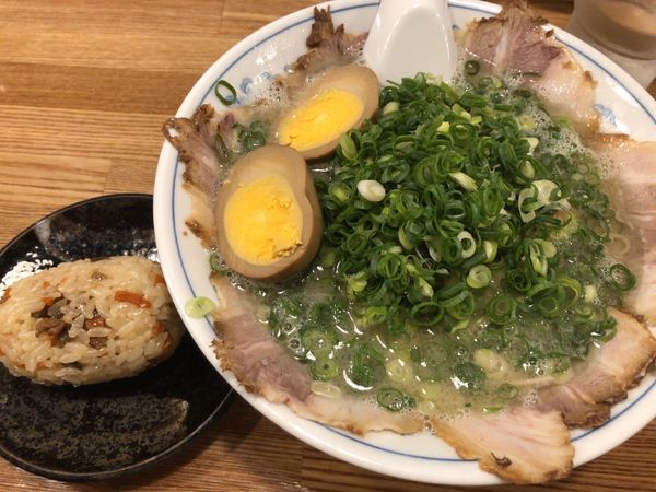 「全部入りラーメン + かしわめし」@博多ラーメン でぶちゃん 高田馬場本店の写真