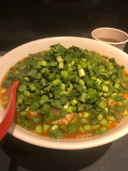 「勝浦坦々麺800円タマネギ1.5倍100円ひき肉2倍100円ニラ」@じもんの写真