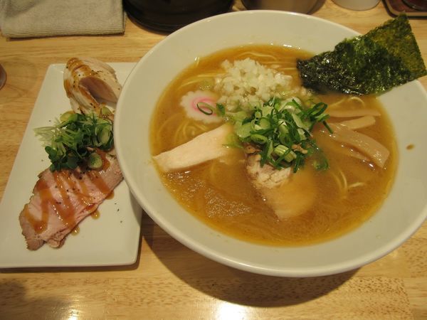 「海老白湯（８３０円）＋チャーシュー三種盛り４００円」@ふる川の写真