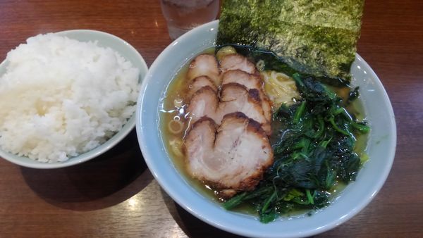 「チャーシュー麺、大盛りライス、ほうれん草増し、1130円」@金八家の写真