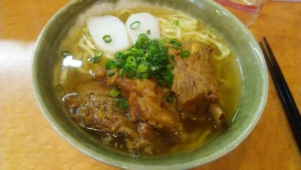 「ソーキそば 880円」@沖縄そば やんばる 新宿本店の写真