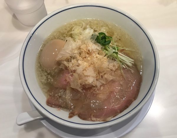 「味玉塩らーめん」@らーめん鱗 茨木店の写真