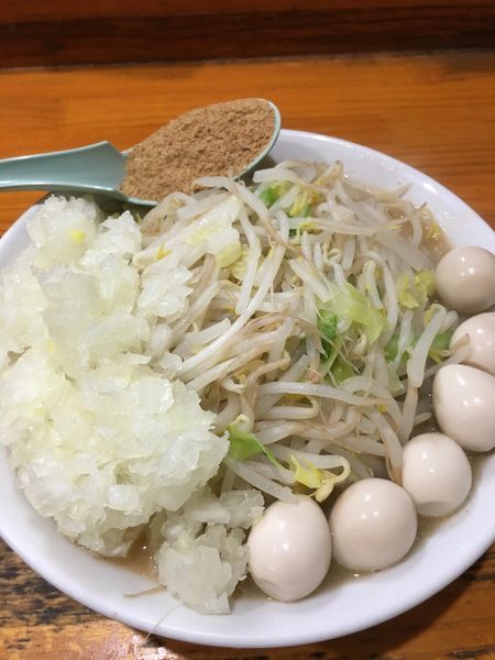 「ラーメン(300g)、タマネギダブル、うずら、魚粉」@らーめん じろきんの写真