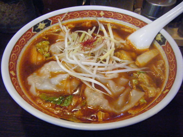 「辛わんたんめん（細麺、激辛）」@わんたんめんの店 しお福の写真