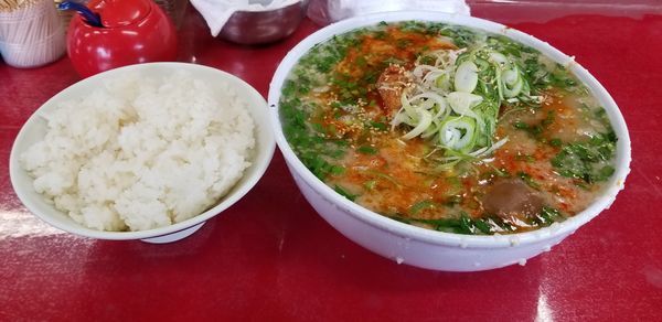 「辛口ホルモン麺（大盛り）、並ライス」@とん平食堂の写真