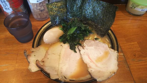 「チャーシュー麺（中盛）950円+味玉(クーポン)」@末廣家の写真