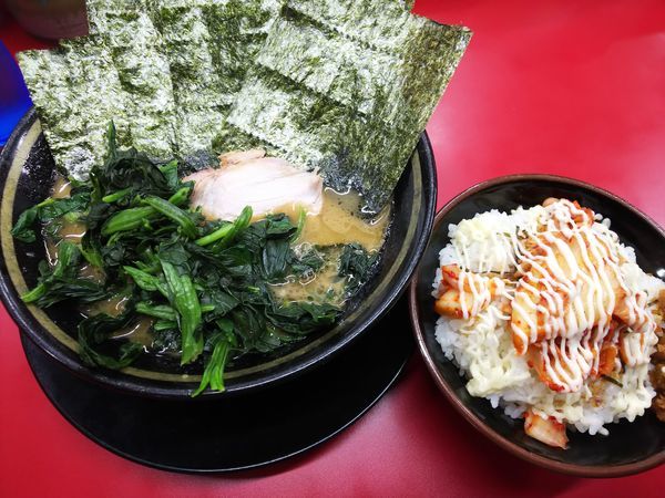 「ラーメン＋青菜＋新海苔＋キムチまぶし　680＋α円」@家系ラーメン 王道家の写真