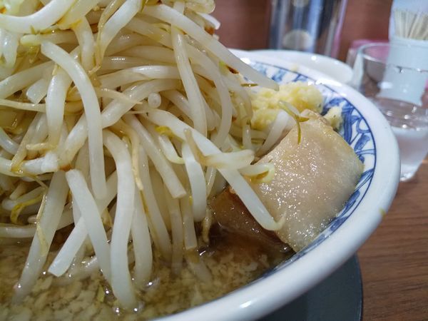 「#ラーメン #750円 #野菜増し #味付き脂 #きくらげ」@ラーメン ぶぅさんの写真