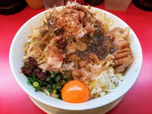 「まぜそば850魚粉80ニンニクアブラショウガ辛玉」@用心棒の写真