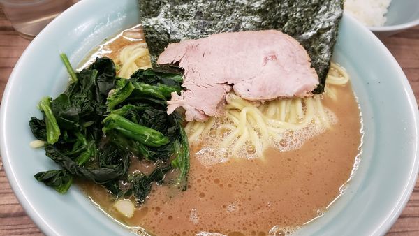 「らーめん中 麺固め」@横浜家系ラーメン武蔵家 松戸店の写真