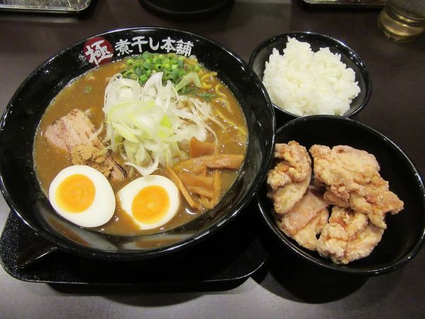 「限定　カレー煮干し半ライス（９３０円）＋唐揚げ」@極煮干し本舗 荒川沖店の写真