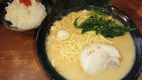 「ラーメン(700円)大盛(100円)ほうれん草(100円)」@町田商店 横浜駅前店の写真