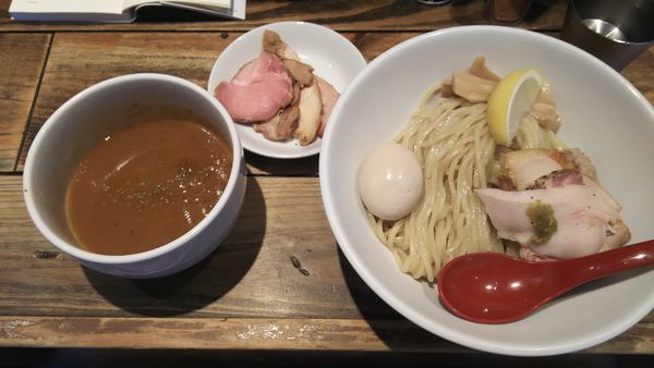 「鶏白湯特製つけ麺　大盛り　燻製チャーシュー4枚トッピング」@麺屋 翔 西新宿本店の写真