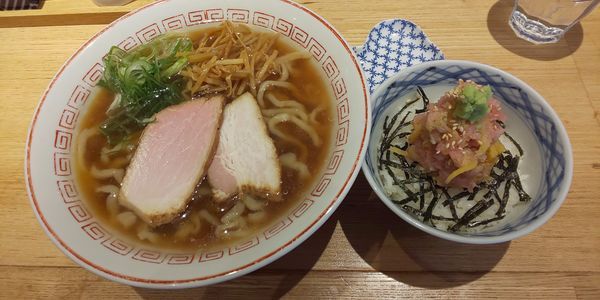 「醤油ラーメン とろたくチラシセット」@超多加水自家製手揉み麺 きたかた食堂の写真