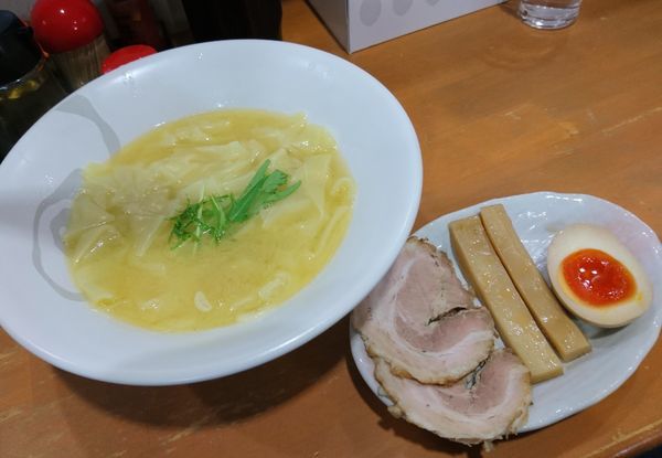 「ひもかわらぁめん 塩 爆じゅう餃子３個」@爆じゅう餃子 餃点の写真