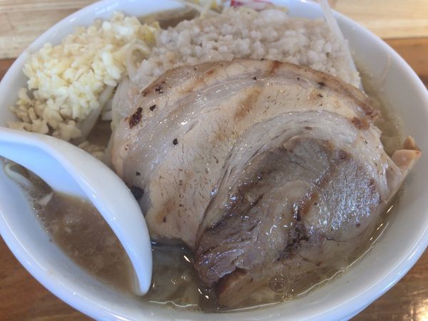 「豚G麺・並200gﾆﾝﾆｸﾏｼﾏｼｼｮｳｶﾞﾔｻｲ800円」@麵屋 傑心の写真