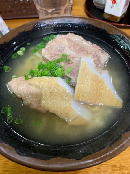 「ソーキそば750円」@めし屋 げんてんの写真