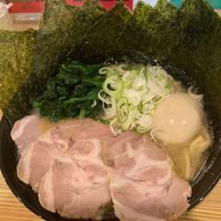 全部乗せ大盛り1100円。ライス100円。