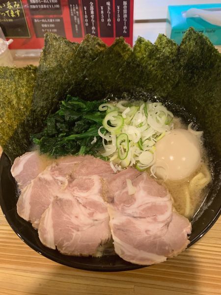 「全部乗せ大盛り1100円。ライス100円。」@武蔵家 沖縄本店の写真