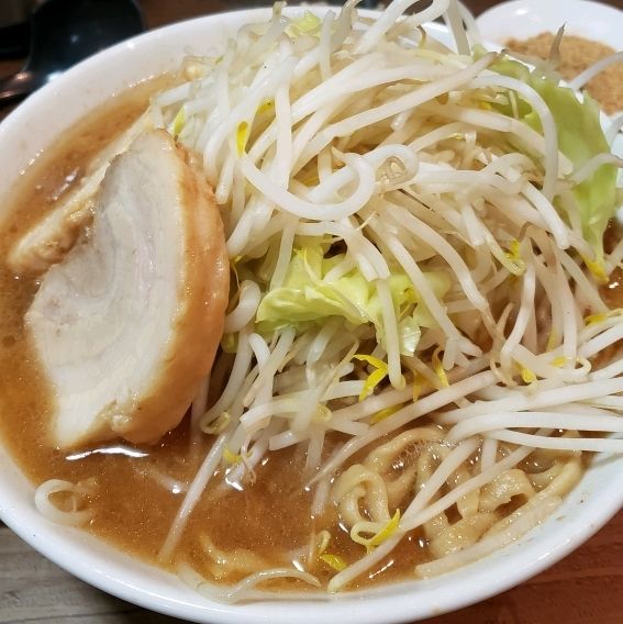 「ラーメン+豚まし+魚粉」@らーめんコジマル 東金店の写真