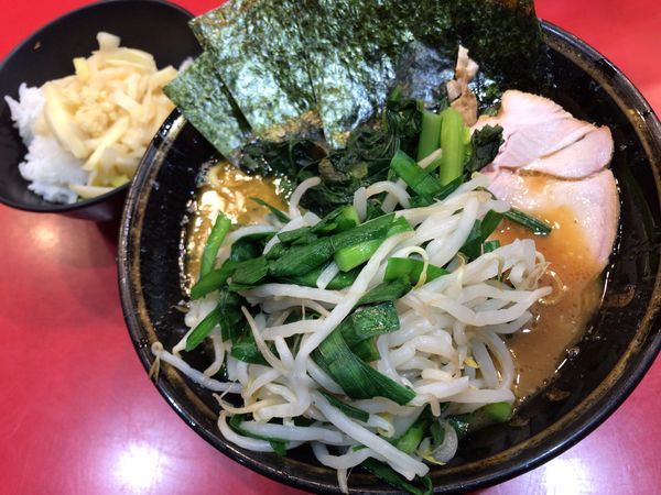 「チャーシューメン＋ニラもやし＋ライス」@家系総本山 ラーメン吉村家の写真