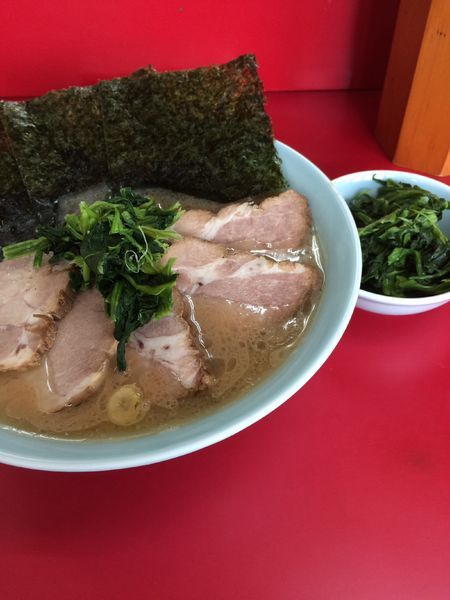 「チャーシュー麺(中)1030円 ほうれん草100円」@横浜家系ラーメン 末広家の写真