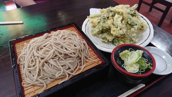 「ざるそば500円＋山菜天ぷら盛合せ700円」@手打ちそば そば信の写真