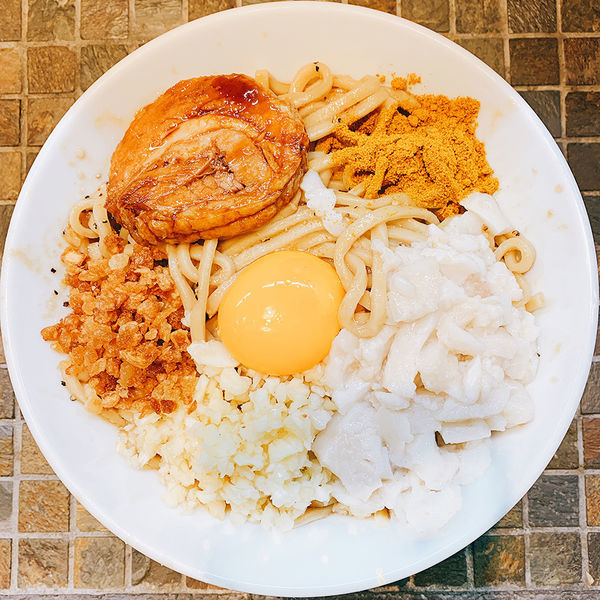 「マゼロー（小）豚1枚（ニンニクアブラ）＋カレー粉」@まぜそば(麺)マゼロー 小岩店の写真