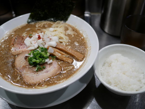 「背脂ジョニー 大盛＋小ライス」@麺屋 愛心 TOKYO 町屋店の写真