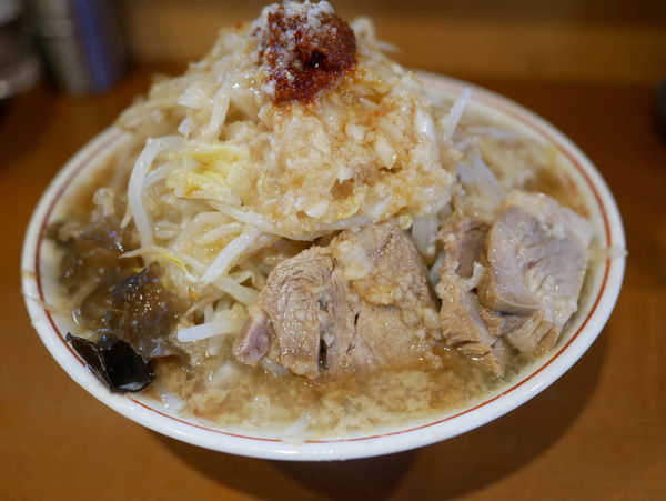 「らーめん 野菜＋玉ねぎ＋背脂＋濃厚旨味油＋特製辛味醤」@らーめん ぽっぽっ屋 水道橋店の写真