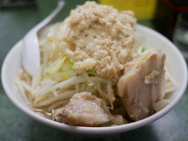 「小 ヤサイ＋アブラ塊」@ラーメン二郎 新宿小滝橋通り店の写真