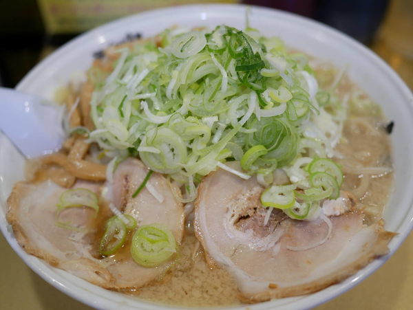 「しょう油ラーメン 大盛560g＋極太麺＋薬味多め＋メンマ多め」@超ごってり麺 ごっつ 亀戸本店の写真