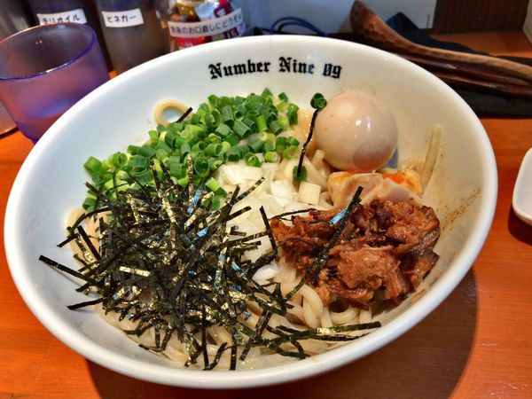 「煮干し油そば＋味玉＋辛味」@麺Dining Number Nine 09の写真