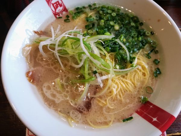 「豚王ラーメン750濃さ普通超こニンニク超こネギ辛無バリカタ」@ラーメン凪 豚王 渋谷店の写真