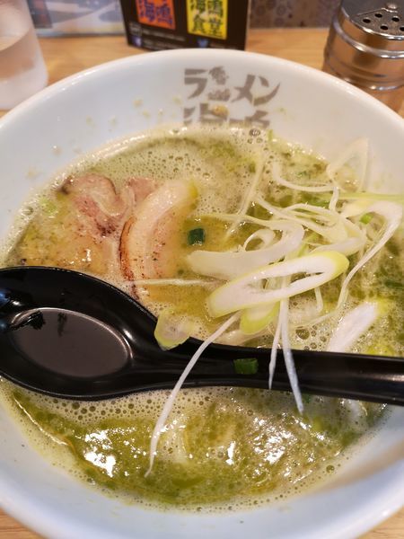 「ラーメンジェノバ+替玉+炙り替玉」@ラーメン海鳴 中洲店の写真