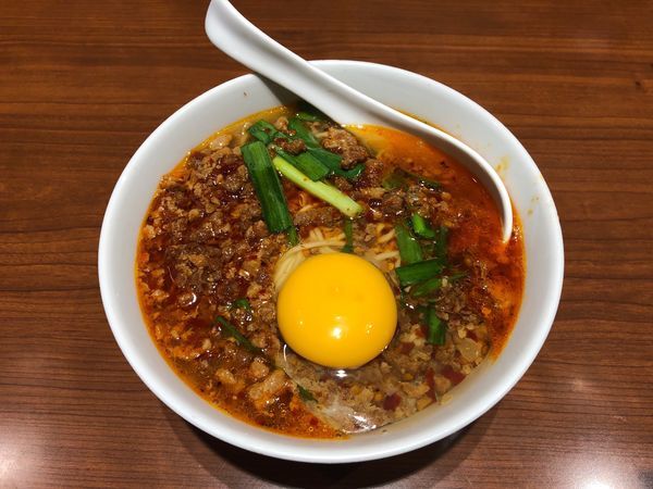 「台湾ラーメン生たまごいり885円」@味仙 JR名古屋駅店の写真