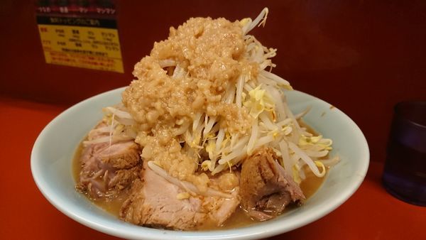 「ラーメン中300㌘ 豚増し 野菜増し」@立川マシマシ 5号店（神保町店）の写真
