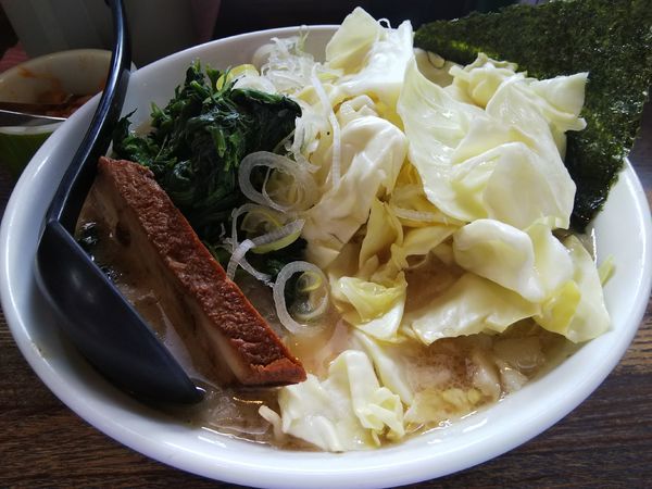 「塩　※中麺　＋キャベツ、ほうれん草：㋚Ｐ　＋みぞれ：無料」@信州麺屋 とんずら －カエン－の写真