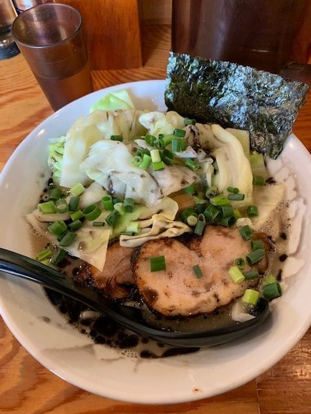 「らーめん キャベツとマー油のせ 970円」@富士らーめんの写真