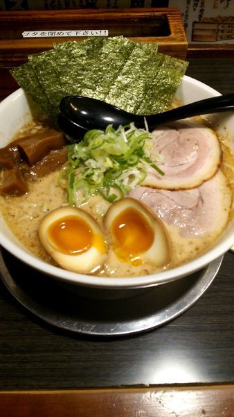 「特製らーめん(930円)」@自家製太打麺 勢拉 北習志野店の写真