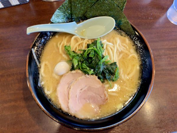 「濃厚豚骨醤油ラーメン 大盛」@吟家 茂原店の写真
