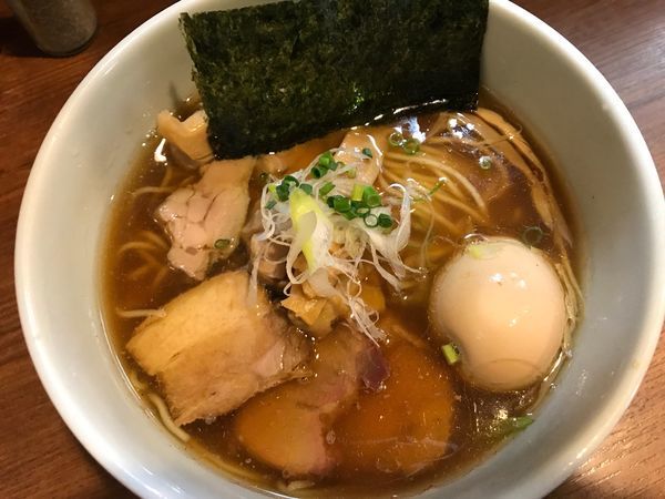 「醤油らーめん 全部入り」@麺処 びぎ屋の写真