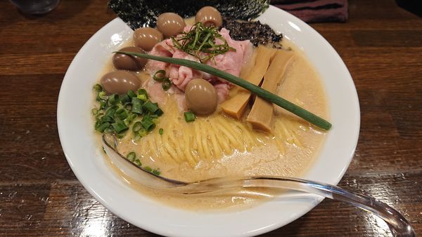 「鯛醤油らぁ麺650円 うずらの卵5個増し100円」@Soupmenの写真