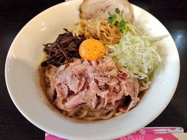 「きまぐれ限定 ローストポークのガリバタまぜそば」@麺屋 シロサキの写真