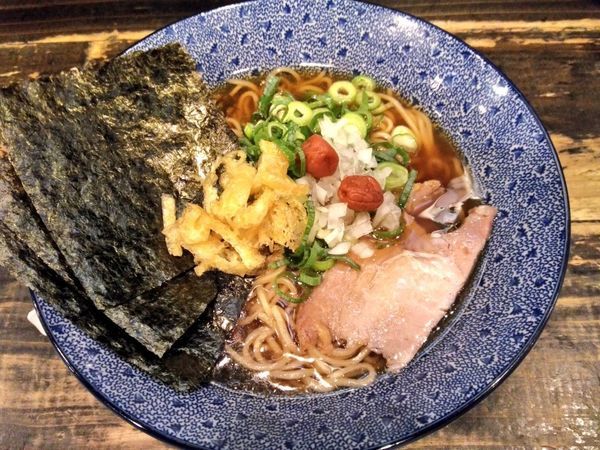 「夜限定 夜鳴き梅しょう油そば」@麺や偶 もとなり 銘苅店の写真