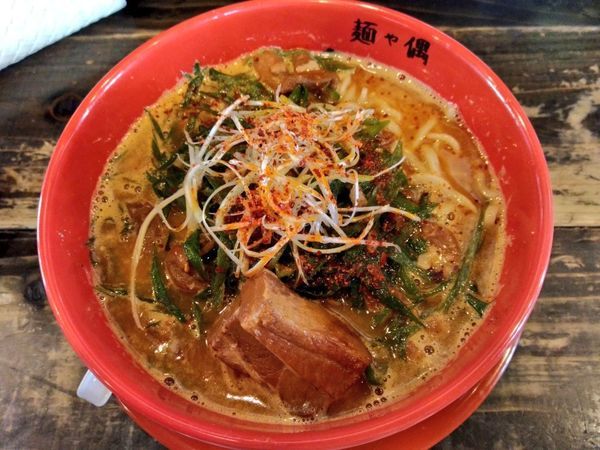 「期間限定 辛モツネギ豚骨」@麺や偶 もとなり 銘苅店の写真